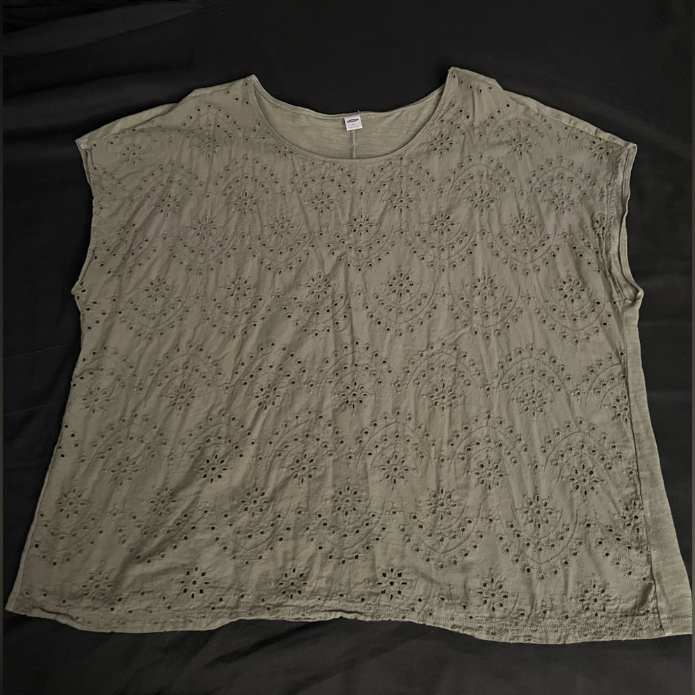 Women’s Old Navy olive green embroidered eyelet front sleeveless top in size XXL